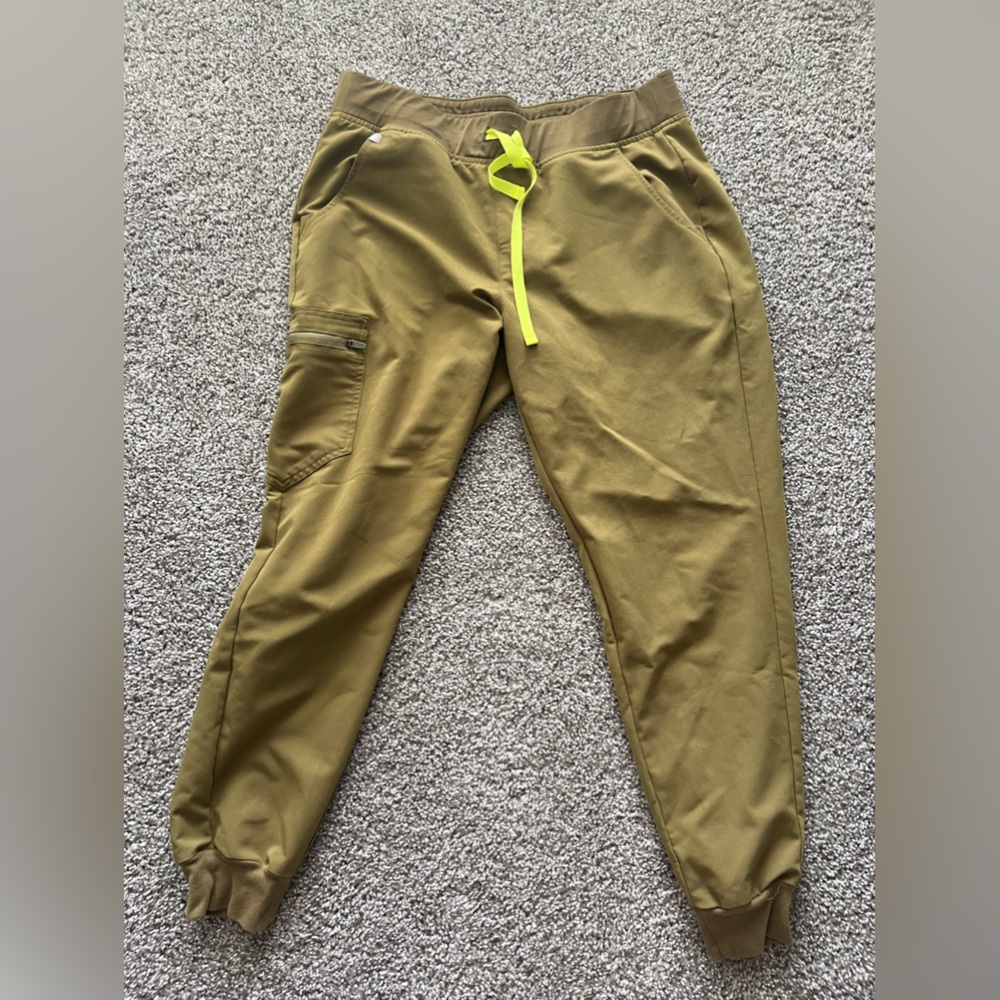Olive green figs joggers